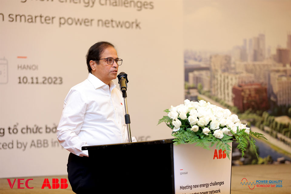 Ông Madhav Joshi, Giám đốc Nhà máy Giải pháp Phân phối Điện phát biểu khai mạc sự kiện.